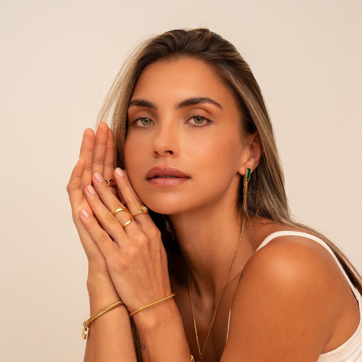 Pendiente de cadena con circonitas esmeralda Elisabeth bañado en oro de 18 quilates