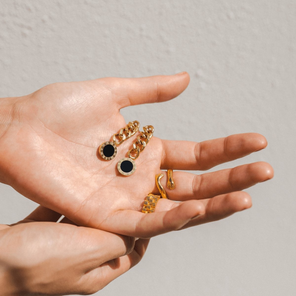 Pendiente de cadena Glamour con piedra de ónix bañado en oro de 18 quilates