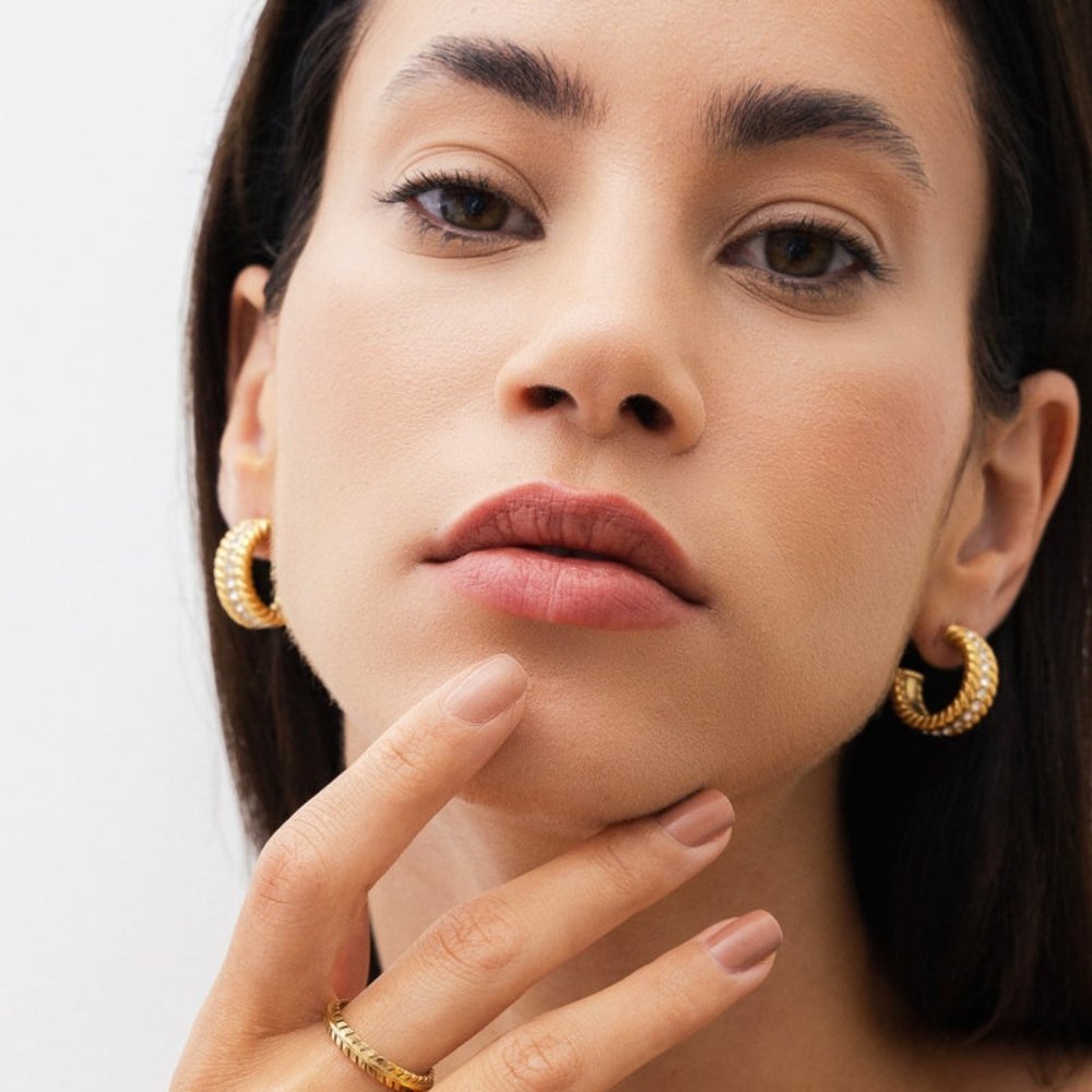 Pendiente de aro con fecha bañado en oro de 18 quilates