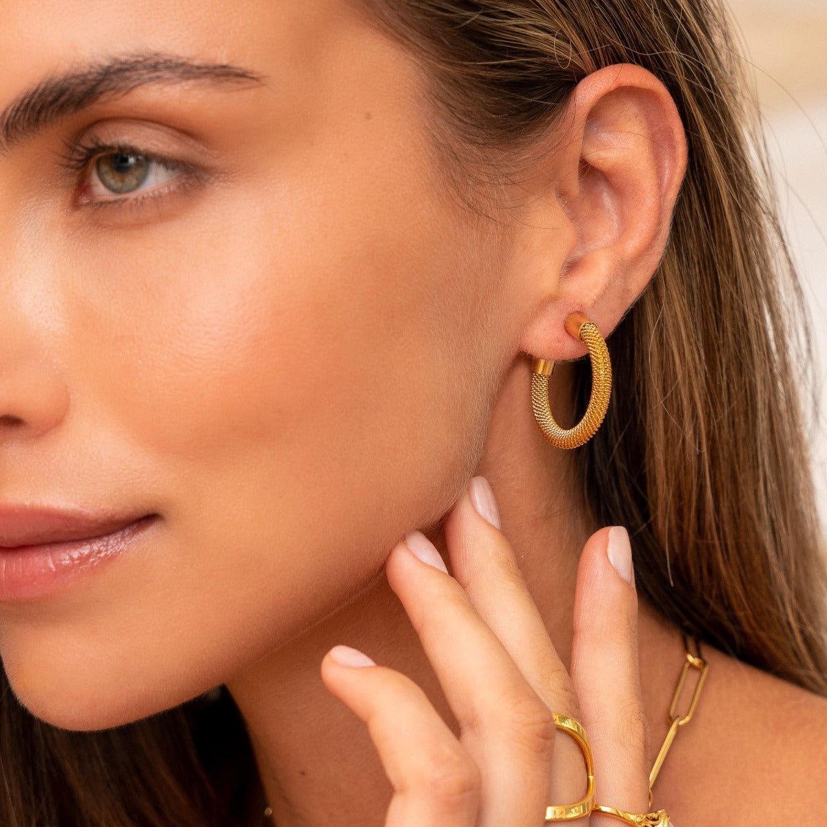 Pendiente de aro Isabella bañado en oro de 18 quilates