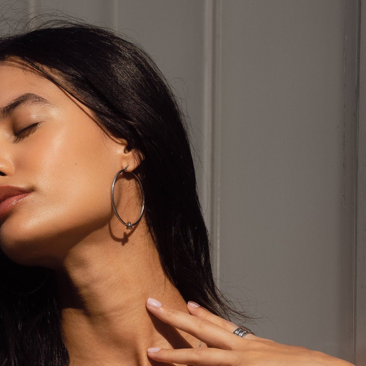 Pendiente de aro con nudo central - Plata