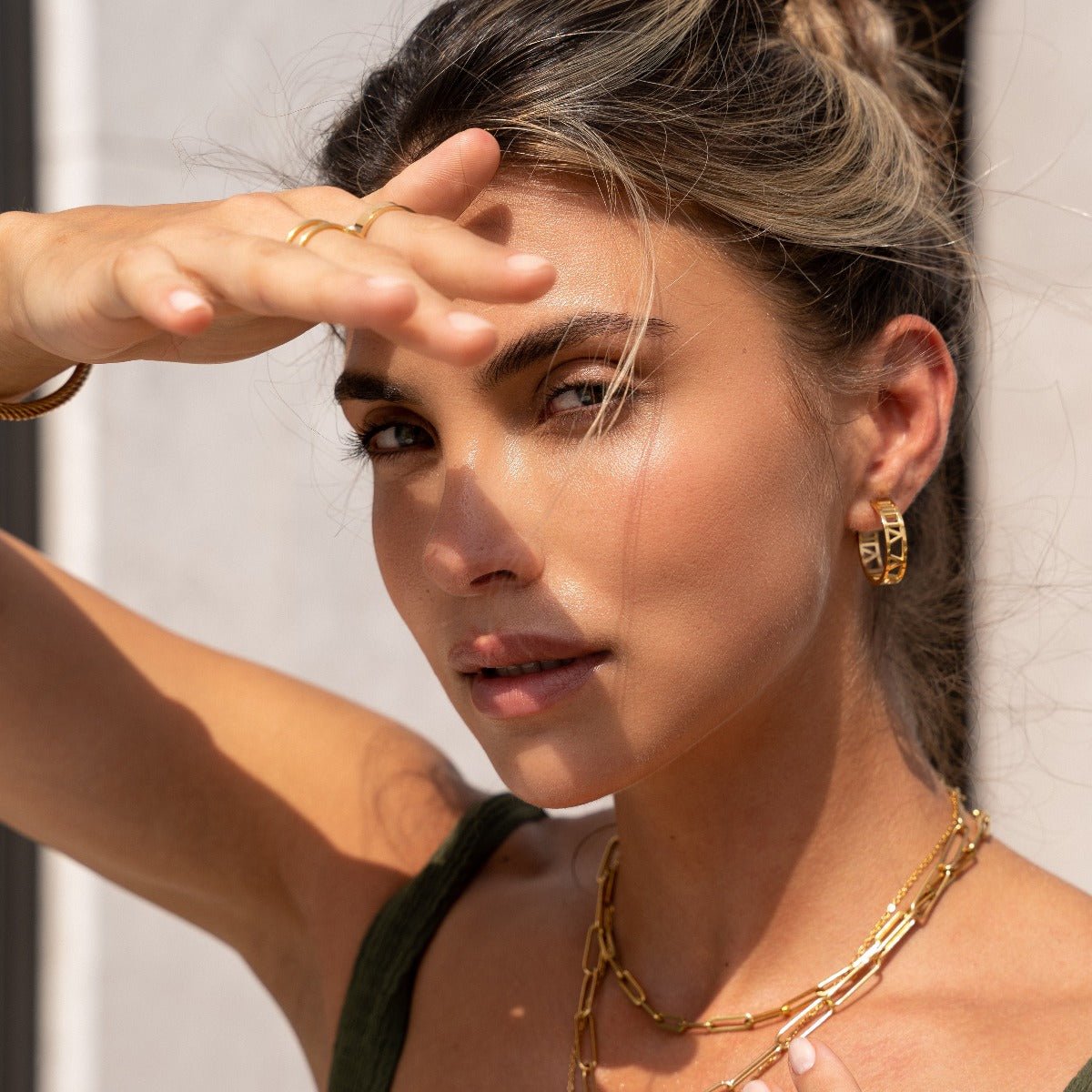 Pendiente de aro numerado bañado en oro de 18 quilates