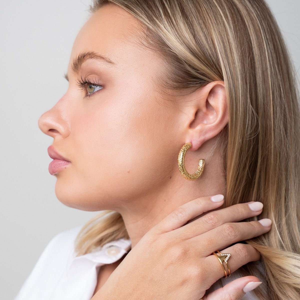 Pendiente de aro texturizado bañado en oro de 18 quilates