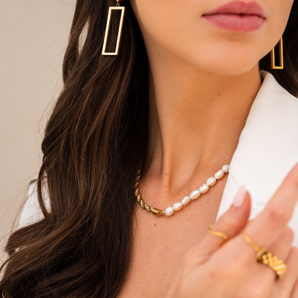 Pendiente geométrico rectangular Diana bañado en oro de 18 quilates