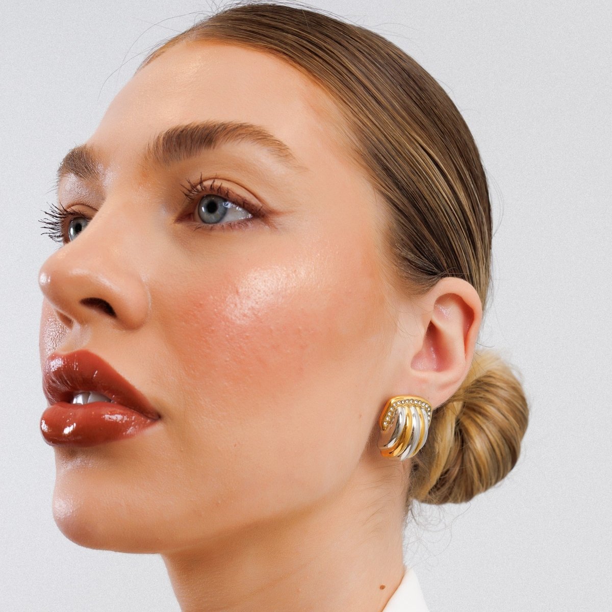 Pendientes de cúpula de cristal con baño mixto de oro y plata