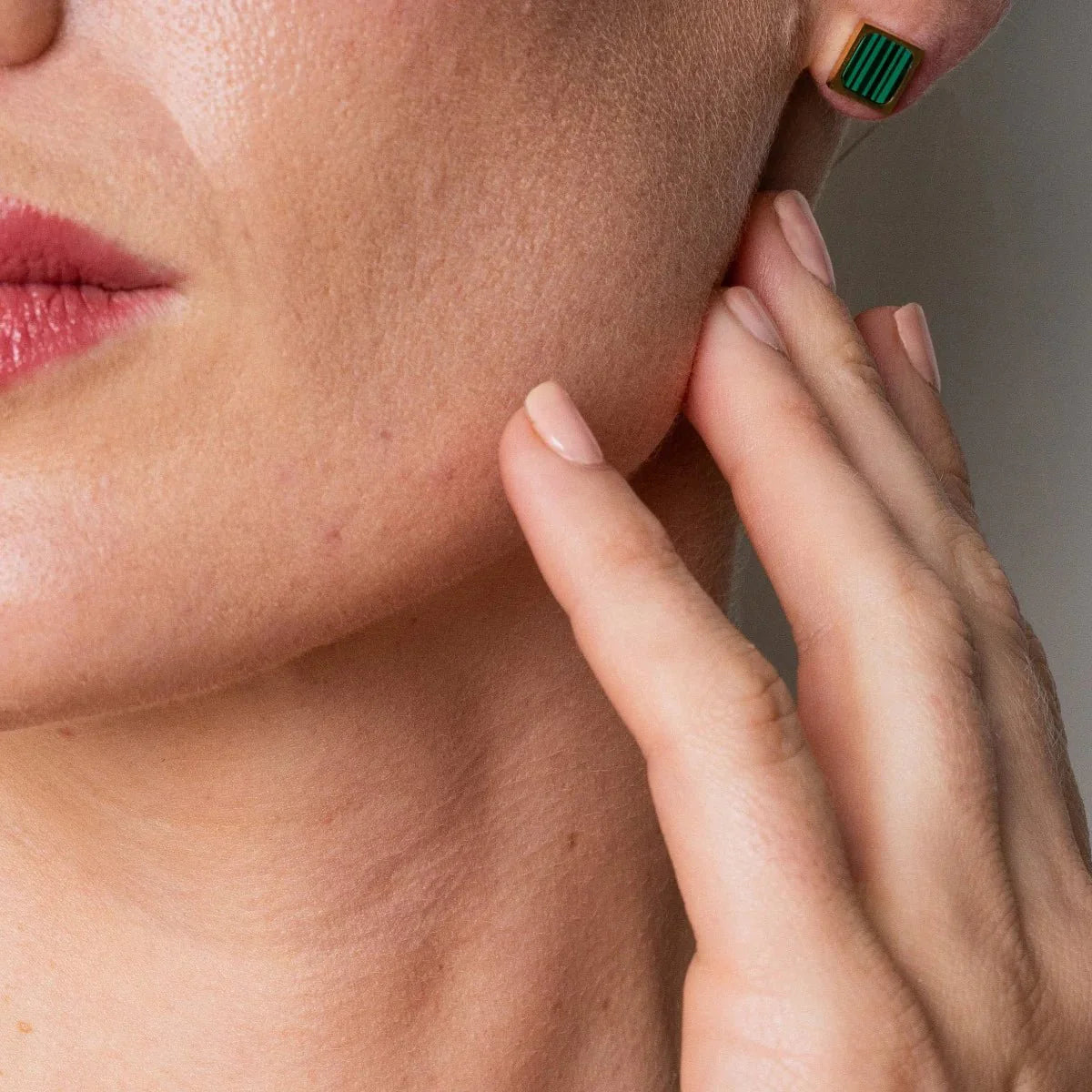 Pendiente Geométrico Piedra Verde Baño Oro 18k