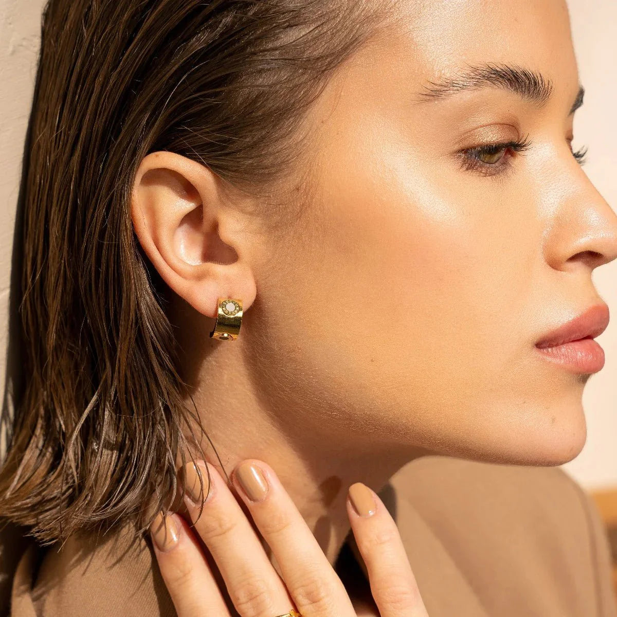 Pendiente giratorio con números romanos bañado en oro de 18 quilates