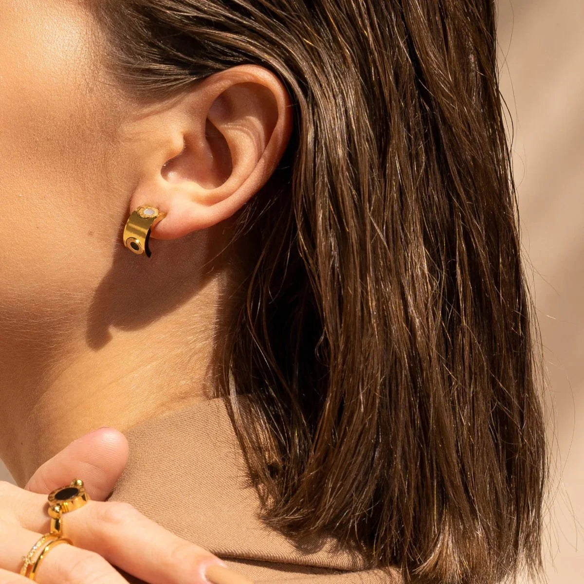 Pendiente giratorio con números romanos bañado en oro de 18 quilates