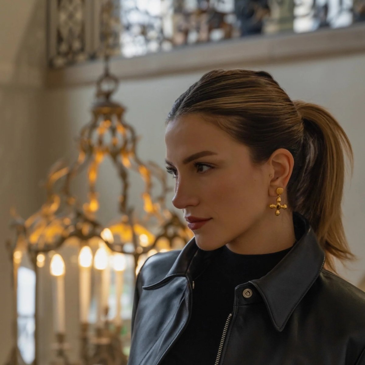 Pendiente de ojo de tigre bañado en oro de 18 quilates