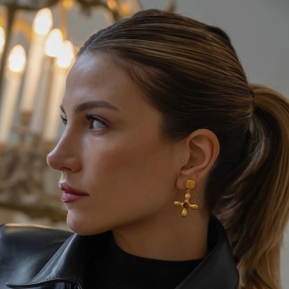 Pendiente de ojo de tigre bañado en oro de 18 quilates