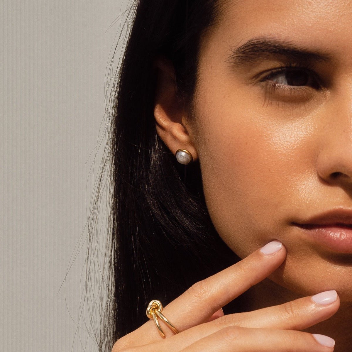 Pendiente de perla solitaria bañado en oro de 18 quilates