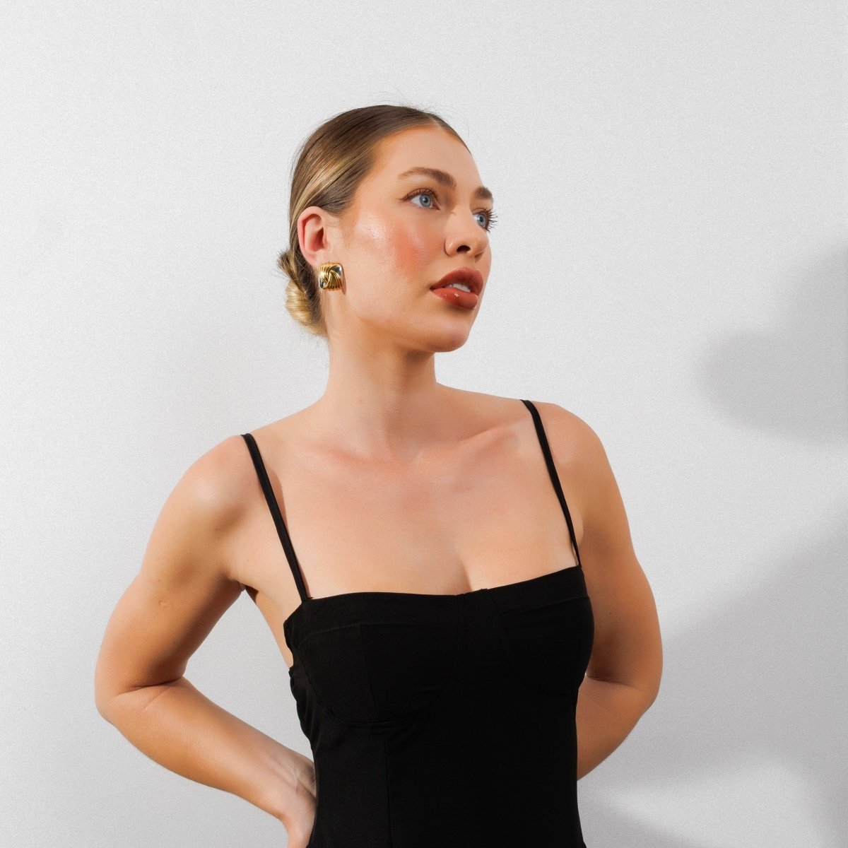 Pendientes cuadrados en espiral con baño mixto de oro y plata