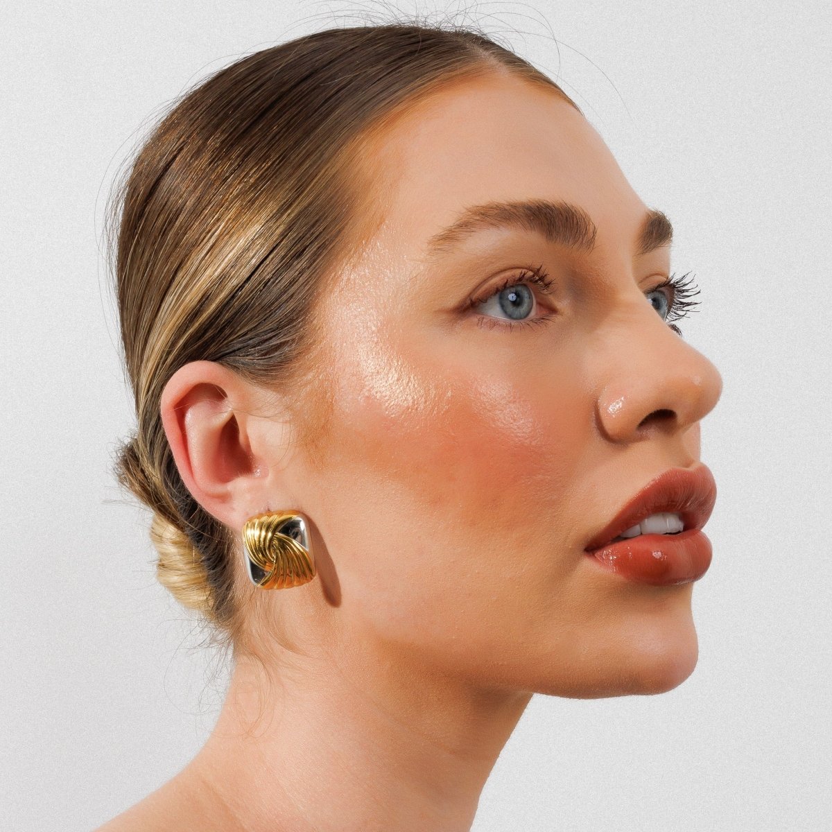 Pendientes cuadrados en espiral con baño mixto de oro y plata