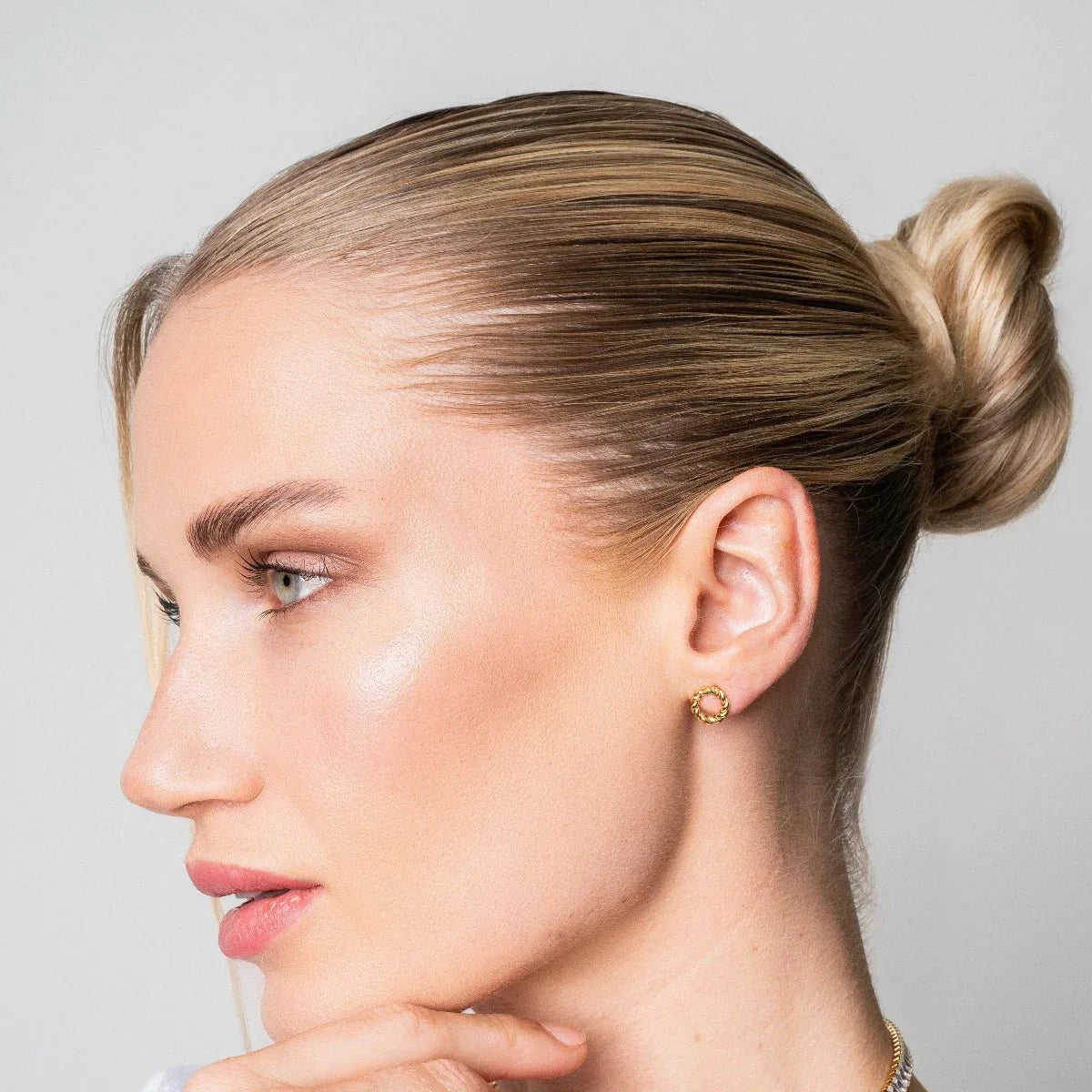 Pendiente Twist bañado en oro de 18k