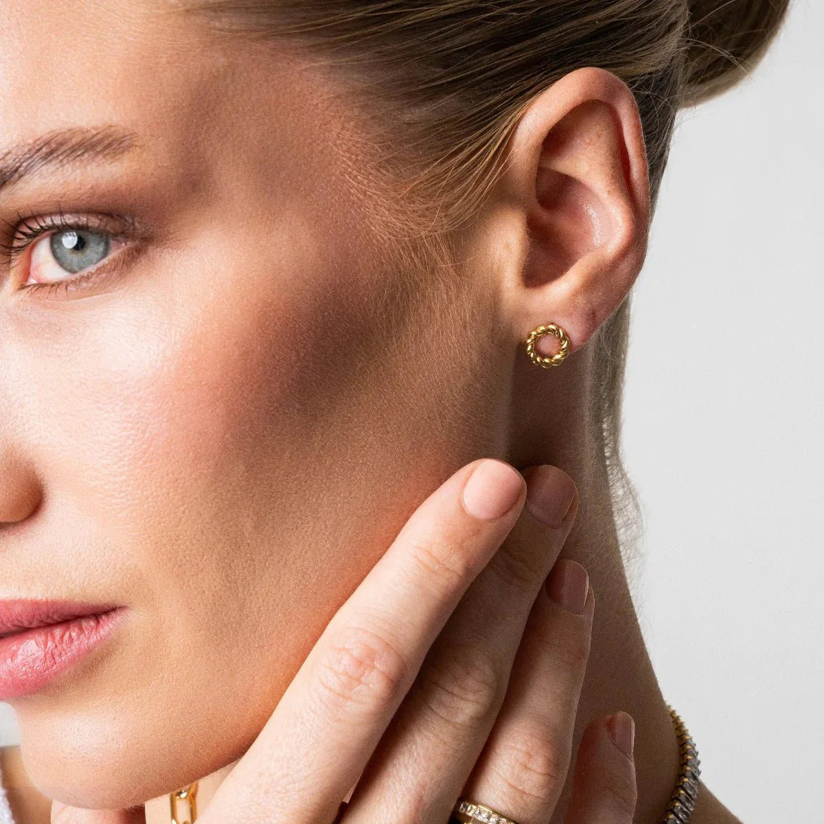 Pendiente Twist bañado en oro de 18k