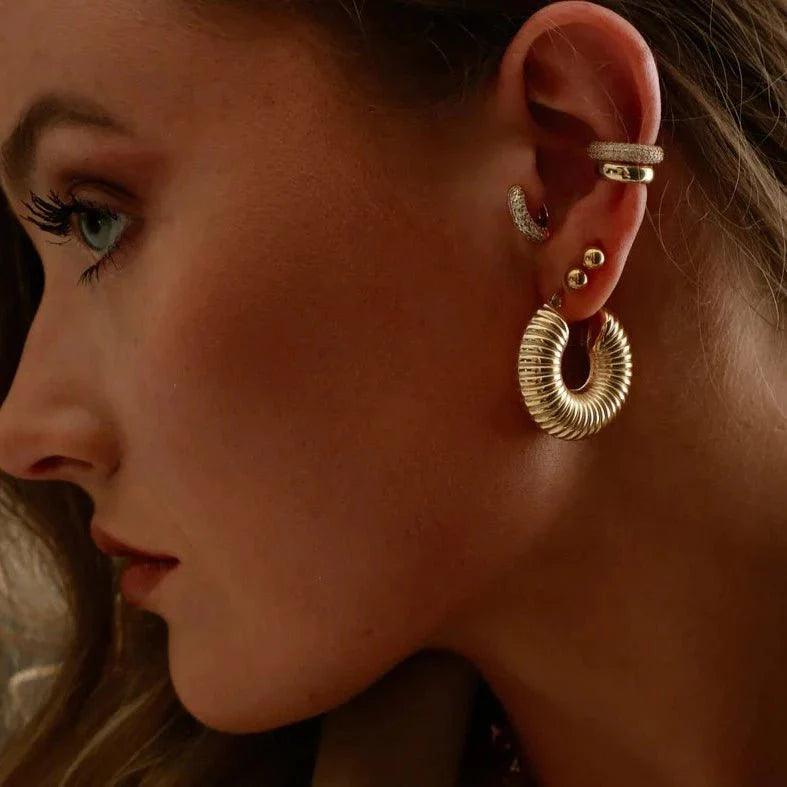 Pendientes de aro llamativos Ziza bañados en oro de 18 k