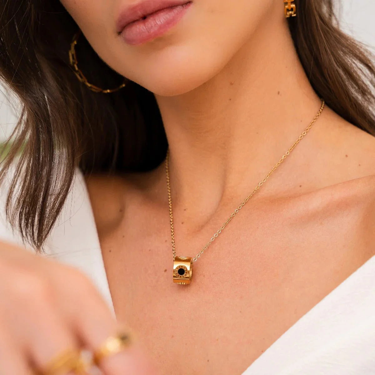 Collar con números romanos giratorios bañado en oro de 18 quilates