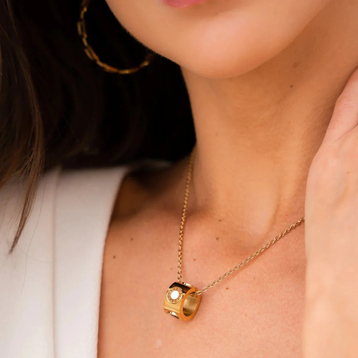 Collar con números romanos giratorios bañado en oro de 18 quilates