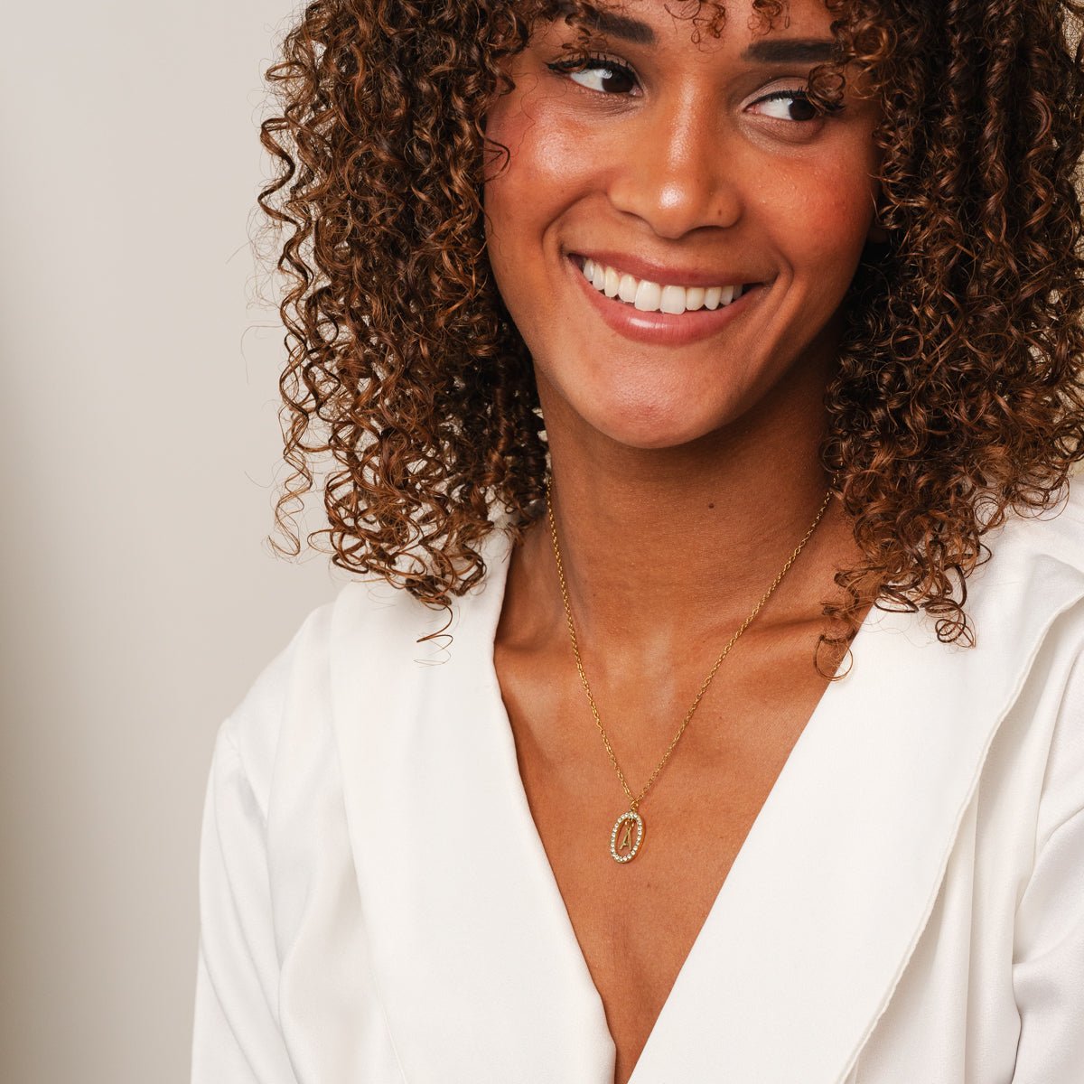 Collar con Prisma y Letra Inicial Chapado en Oro de 18 K