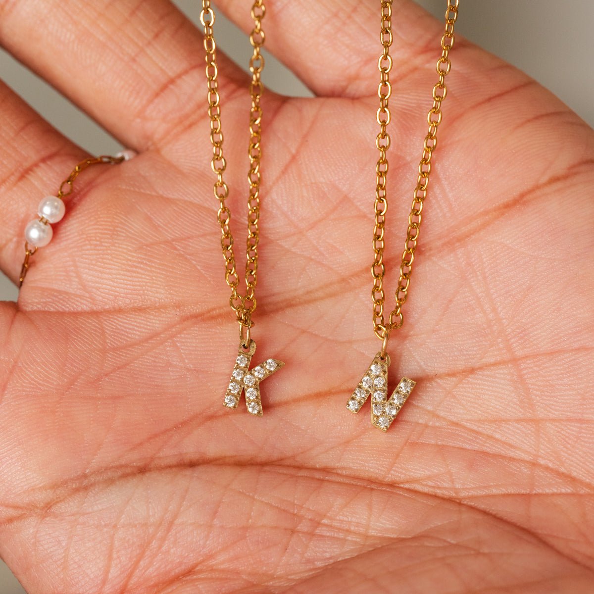 Collar con piedra y letra inicial bañado en oro de 18 quilates