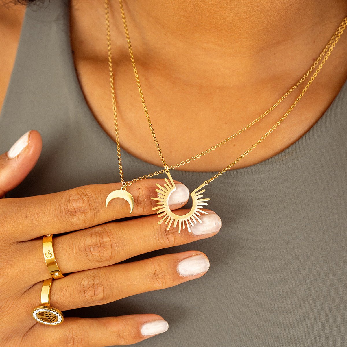 Collar con colgante de luna bañado en oro de 18 quilates