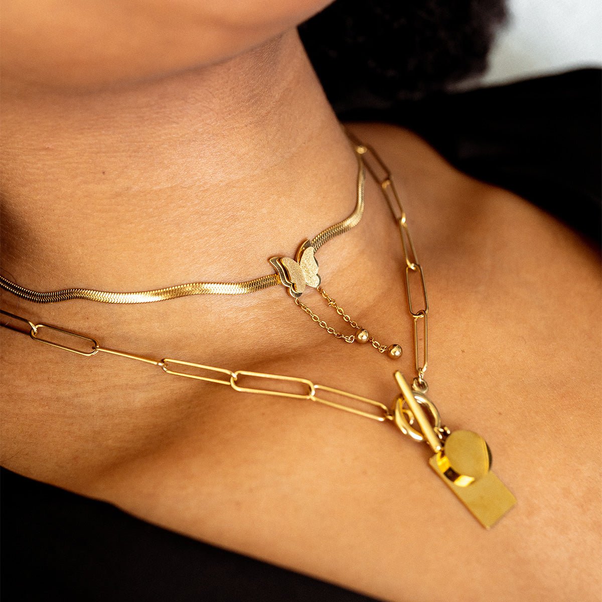 Collar de malla de mariposa gratis bañado en oro de 18 quilates