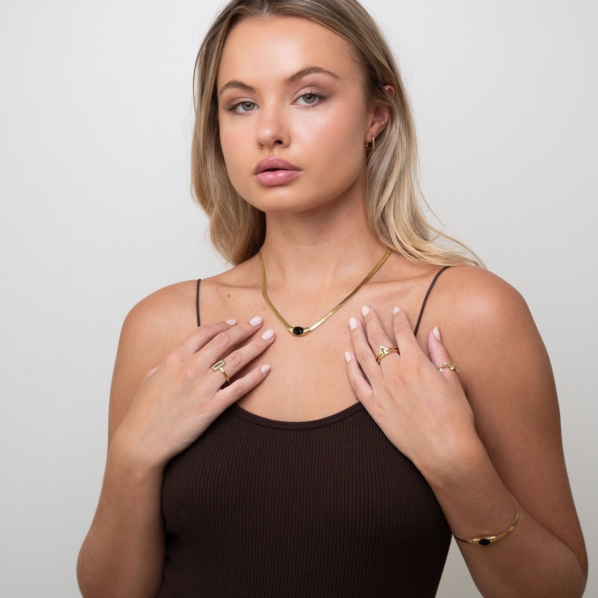 Collar de malla de piedra de ónix bañado en oro de 18 quilates