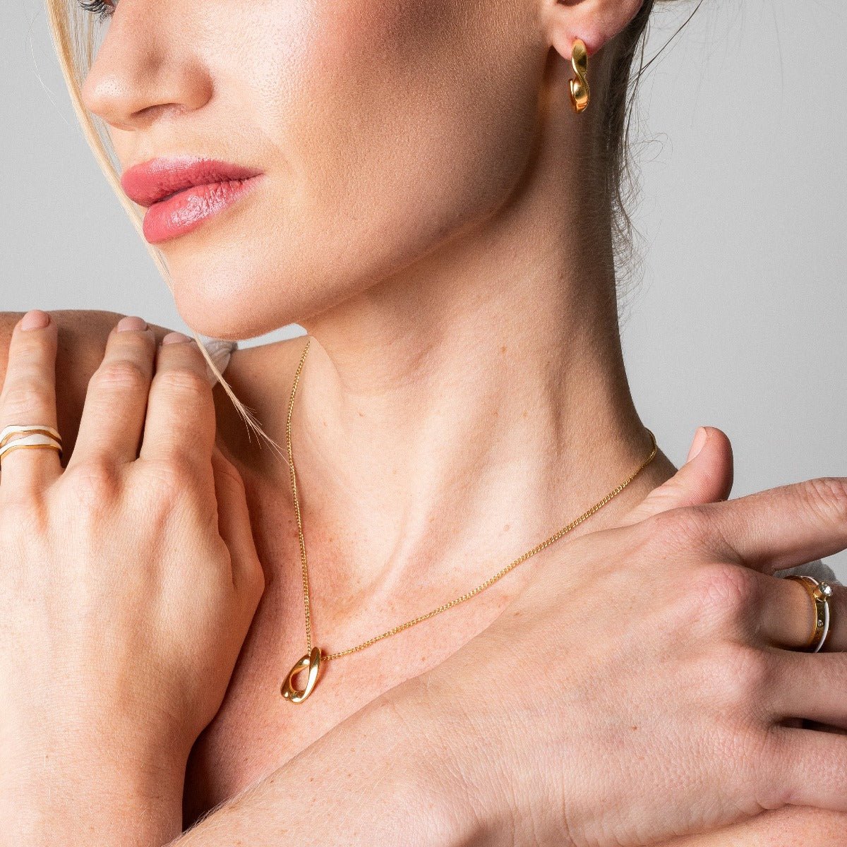 Collar con colgante de eslabones bañado en oro de 18 quilates