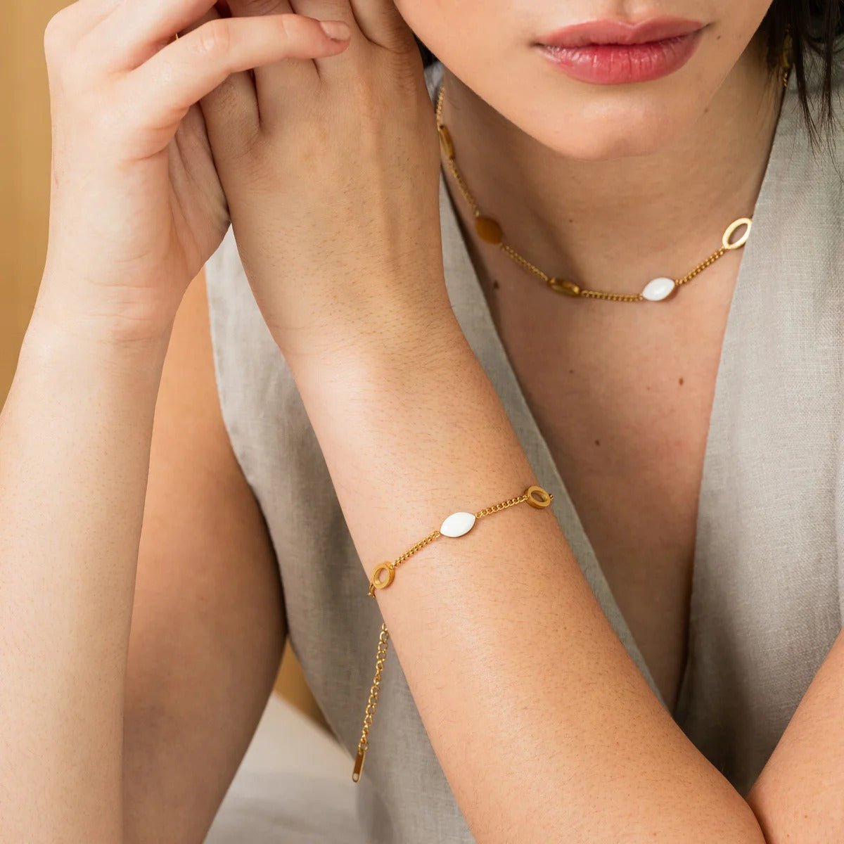 Collar con colgante ovalado Revyora bañado en oro de 18 quilates