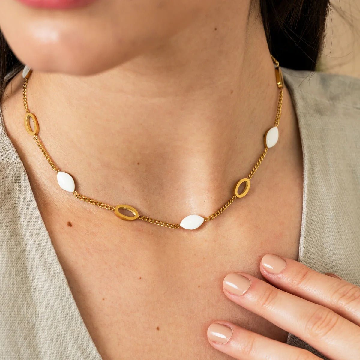 Collar con colgante ovalado Revyora bañado en oro de 18 quilates