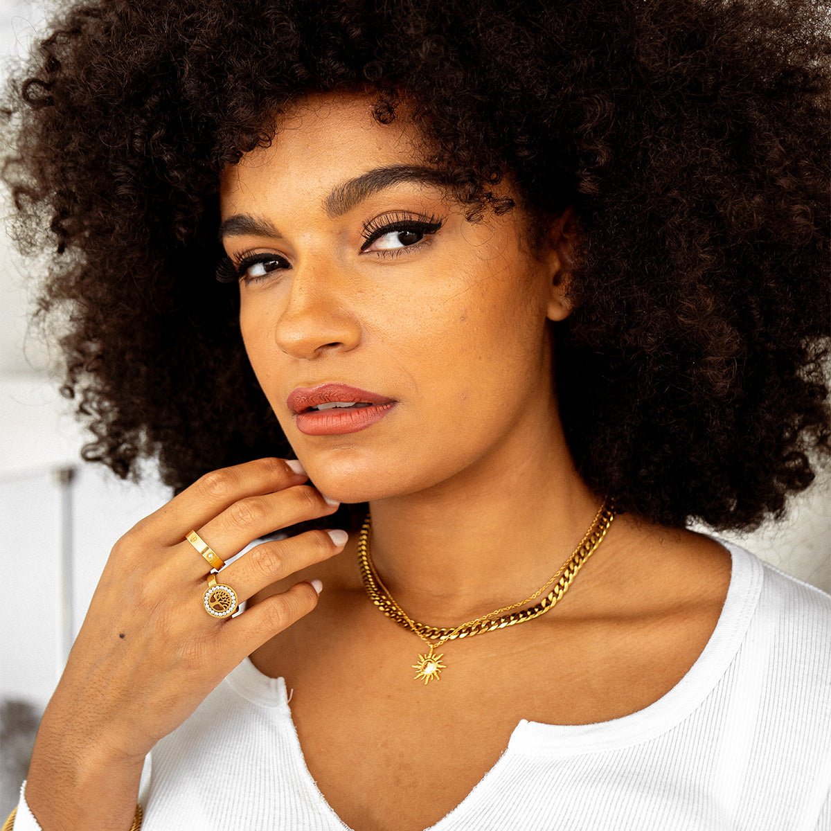 Collar Solsticio con colgante bañado en oro de 18 quilates