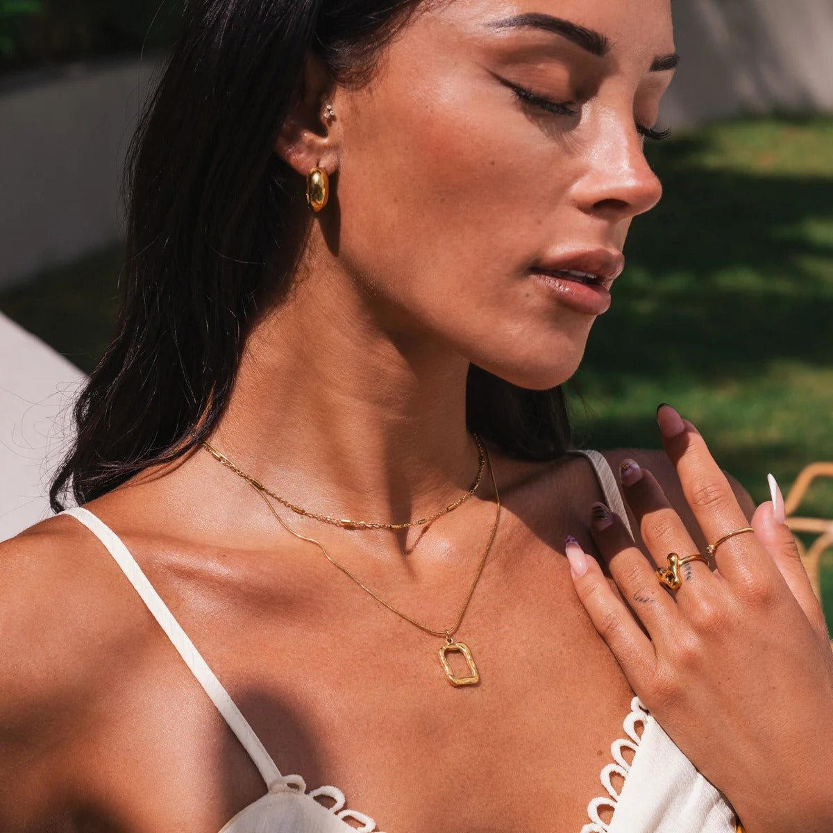 Collar con colgante abstracto mixto bañado en oro de 18 quilates