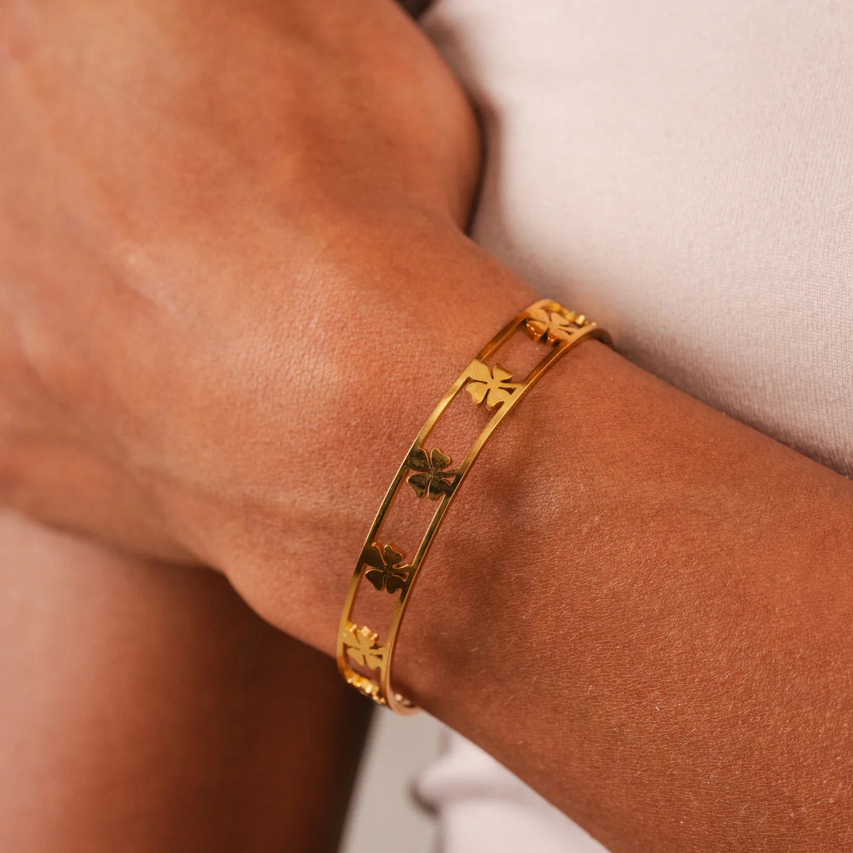 Pulsera de trébol hueco bañada en oro de 18 quilates