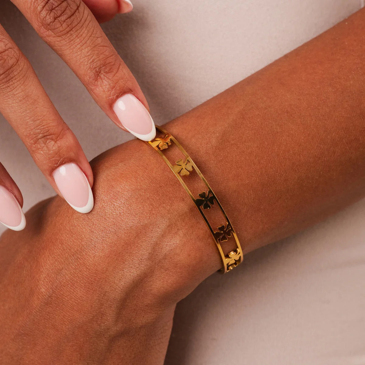 Pulsera de trébol hueco bañada en oro de 18 quilates