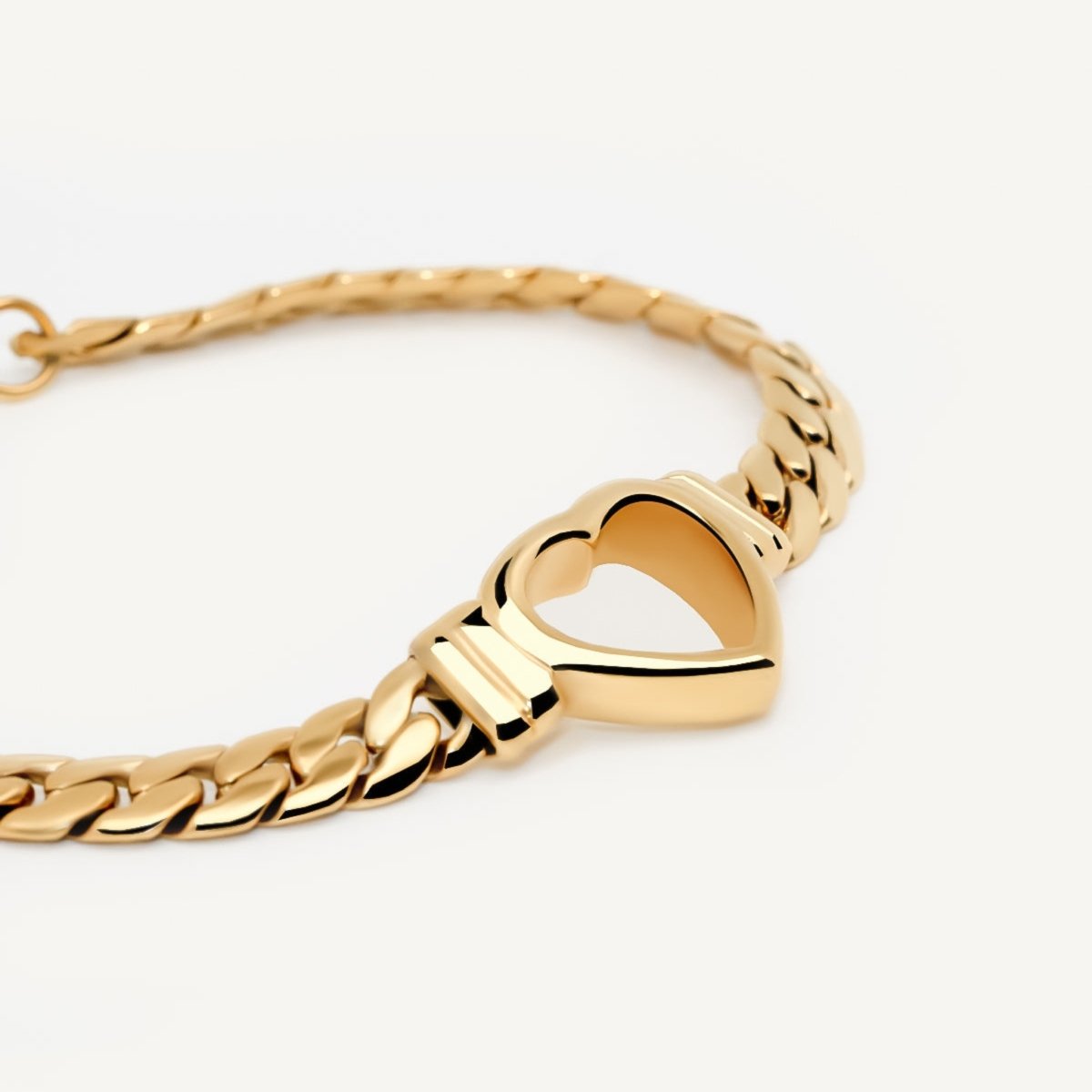 Pulsera minimalista de corazón bañada en oro de 18 quilates