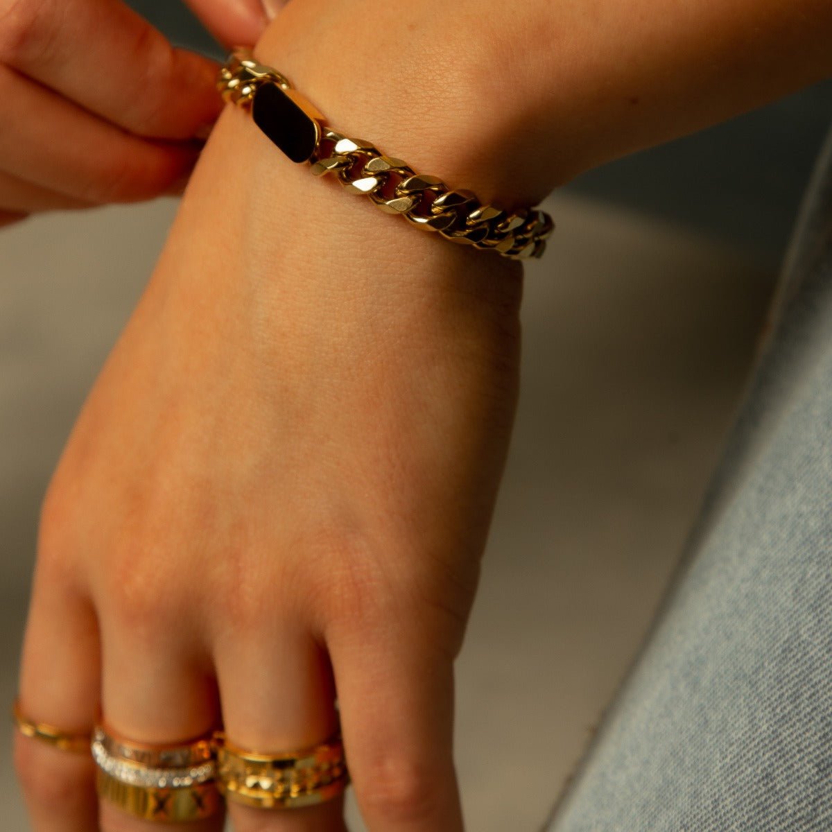 Pulsera de cadena con colgante rectangular bañada en oro de 18 quilates