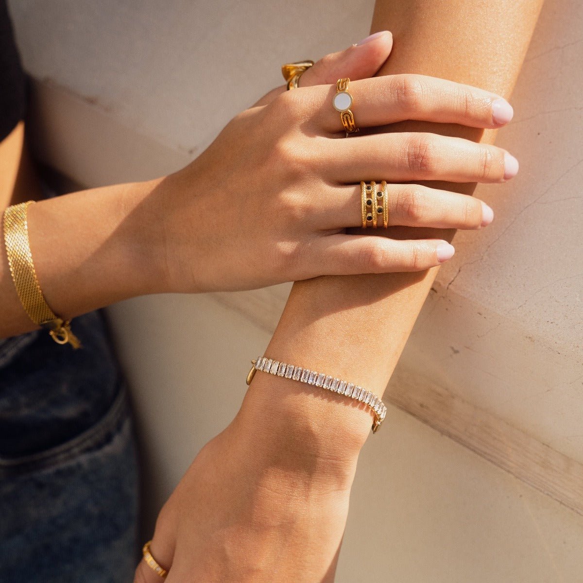 Pulsera Revyora Riviera con cierre de baguette en baño de oro de 18 quilates