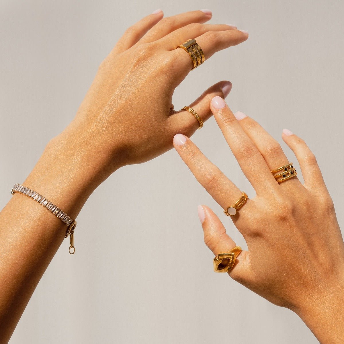 Pulsera Revyora Riviera con cierre de baguette en baño de oro de 18 quilates