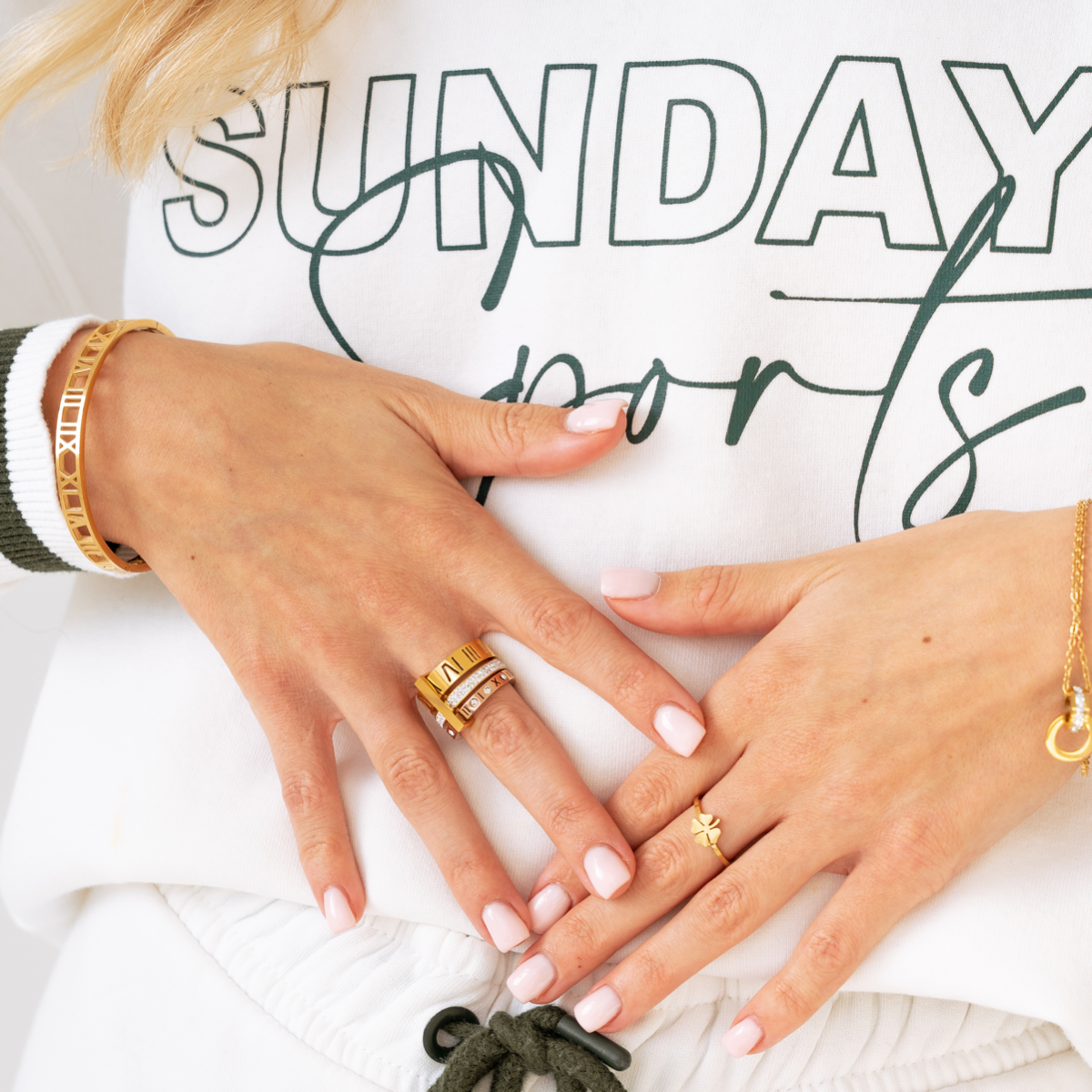 Anillo de triple banda con números romanos bañado en oro de 18 quilates