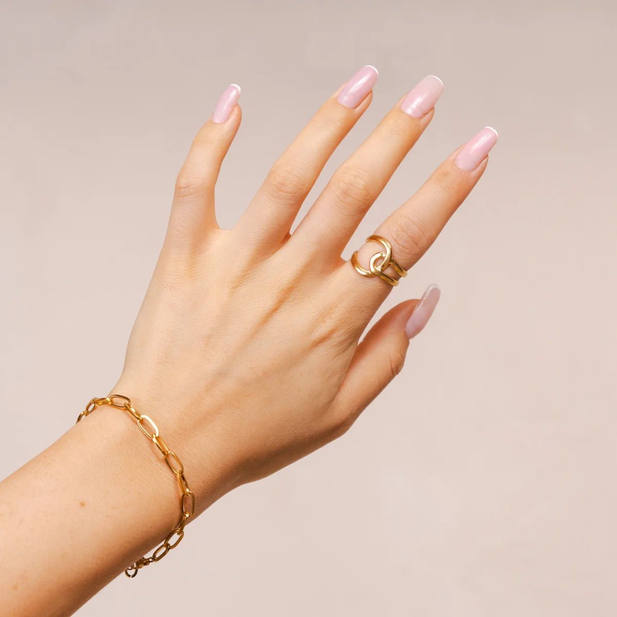 Anillo de eslabones ajustables abstracto bañado en oro de 18 quilates