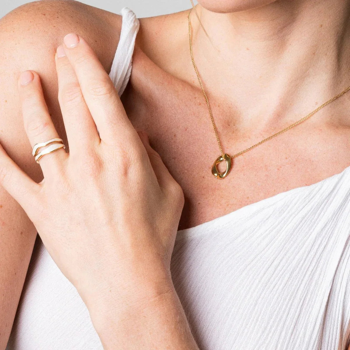 Anillo ajustable de nácar abstracto bañado en oro de 18 quilates