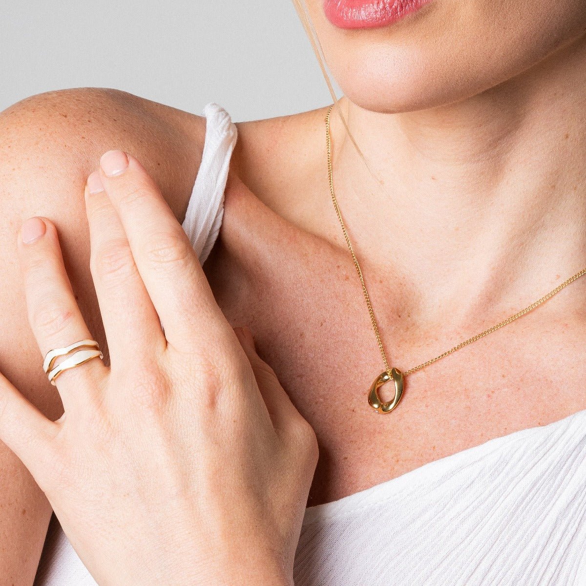 Anillo ajustable de nácar abstracto bañado en oro de 18 quilates