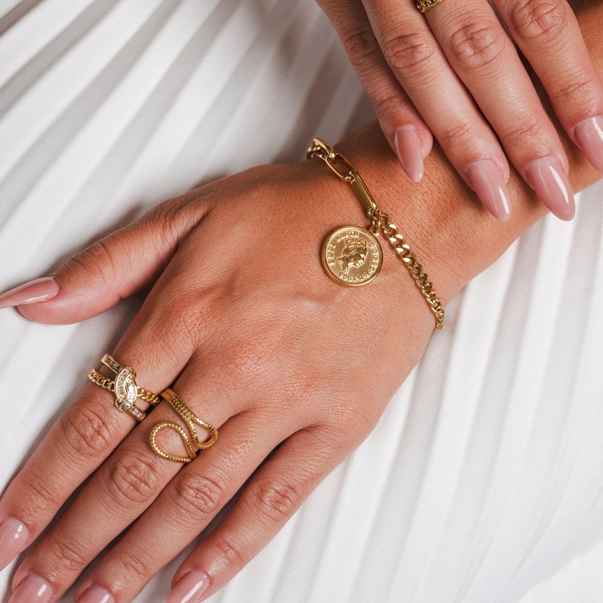 Anillo ajustable abstracto Ava bañado en oro de 18 quilates