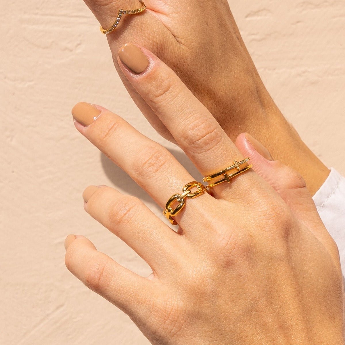 Anillo de eslabones ajustable bañado en oro de 18 quilates 