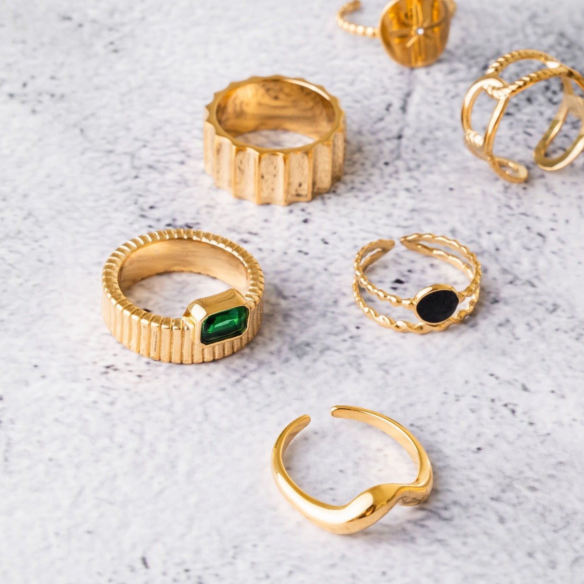 Anillo de ónix ajustable bañado en oro de 18 k