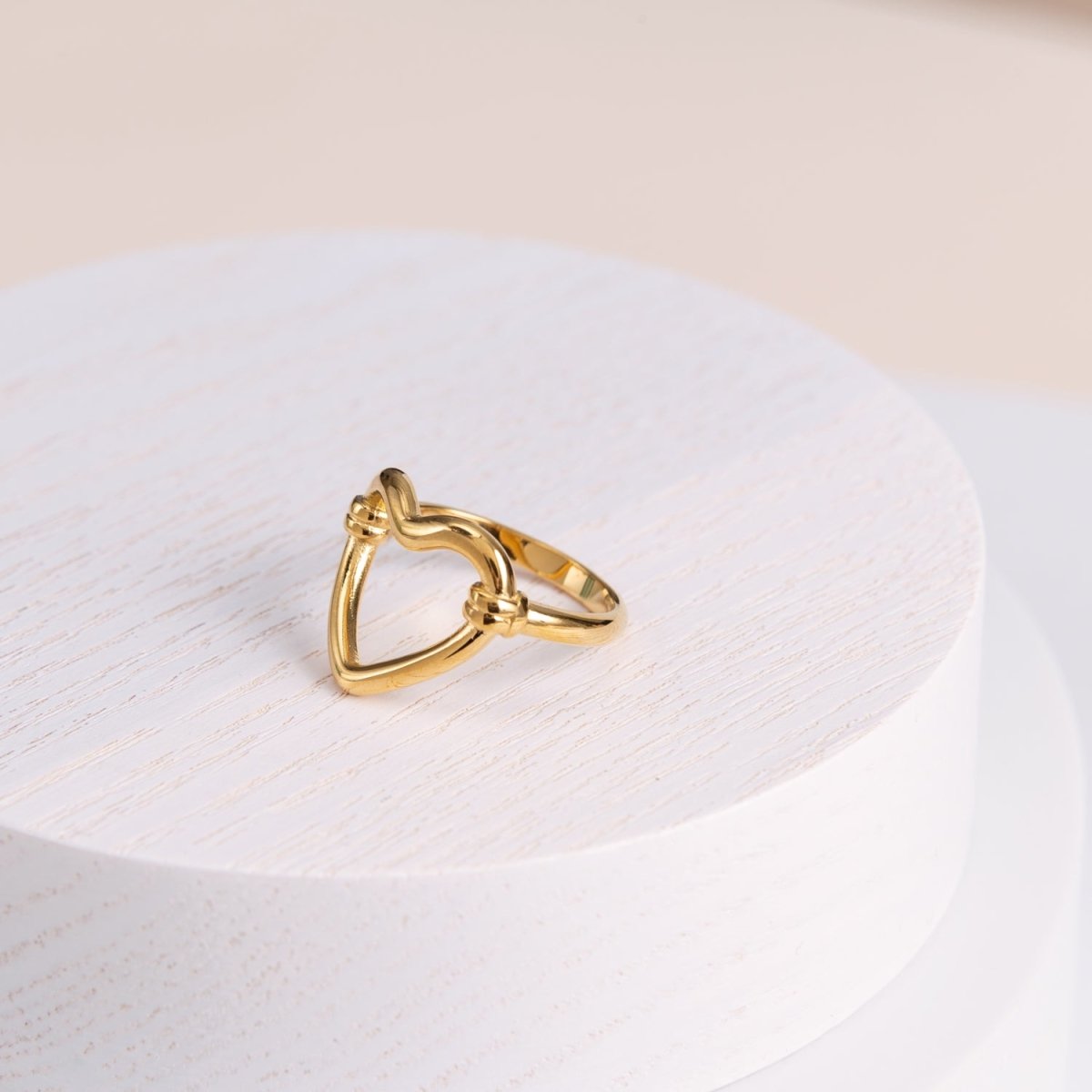 Anillo de corazón hueco bañado en oro de 18 k