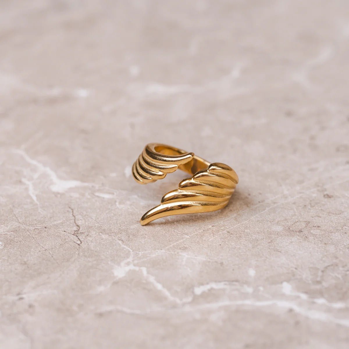 Anillo ajustable Freedom Wings bañado en oro de 18 quilates