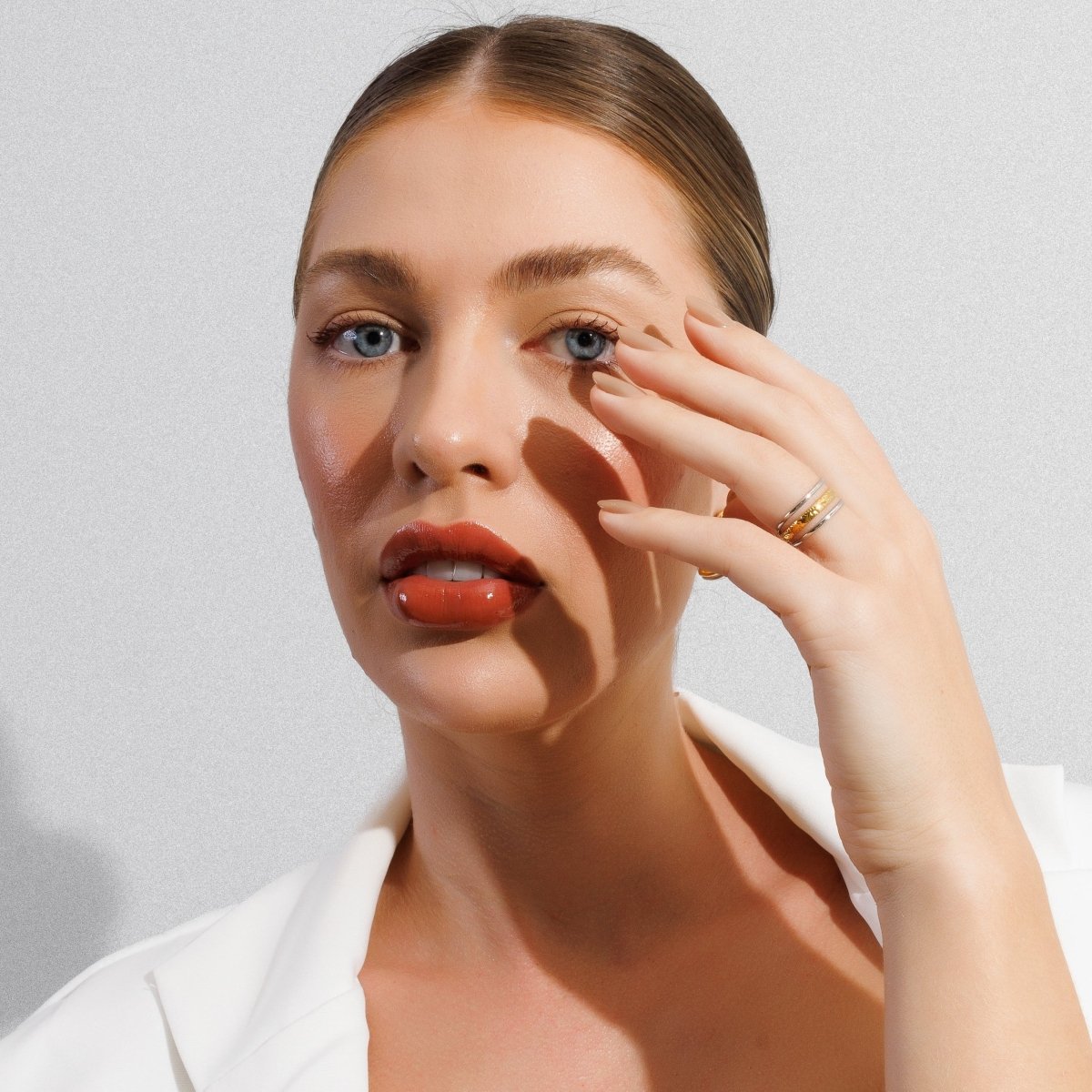 Anillo Aura ajustable con baño mixto de oro y plata