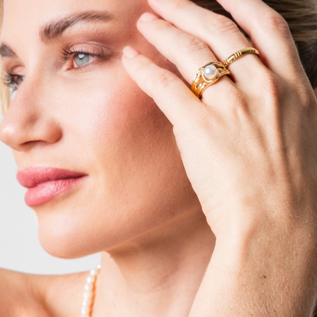 Anillo solitario de perla Catalina bañado en oro de 18 k