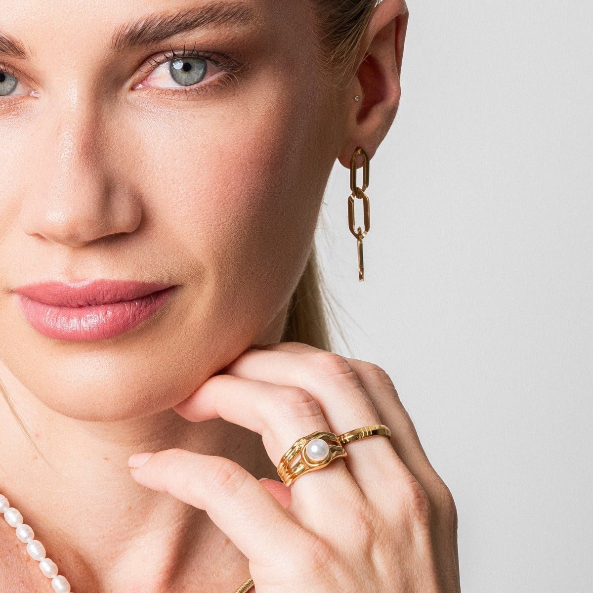 Anillo solitario de perla Catalina bañado en oro de 18 k